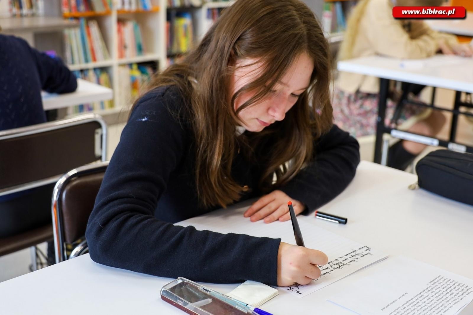 Zdjęcie w galerii na portalu naszraciborz.pl: Zostań Mistrzem Kaligrafii – Biblioteka zaprasza uczniów do udziału w konkursie wiadomości z regionu