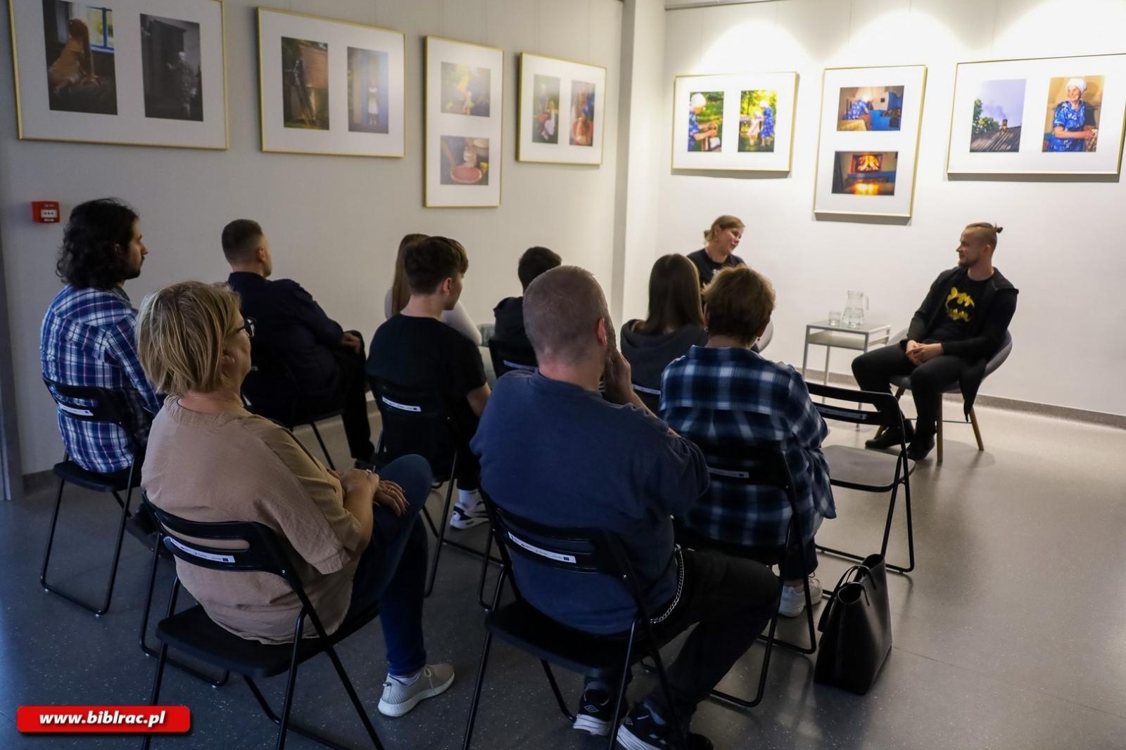 Zdjęcie w galerii na portalu naszraciborz.pl: Koń Movie. Kończewski w raciborskiej bibliotece wiadomości z regionu