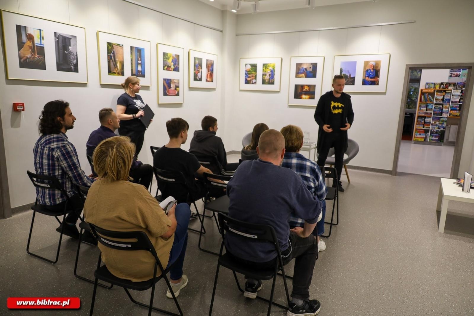 Zdjęcie w galerii na portalu naszraciborz.pl: Koń Movie. Kończewski w raciborskiej bibliotece wiadomości z regionu