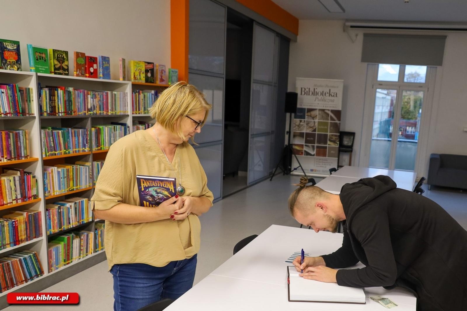 Zdjęcie w galerii na portalu naszraciborz.pl: Koń Movie. Kończewski w raciborskiej bibliotece wiadomości z regionu