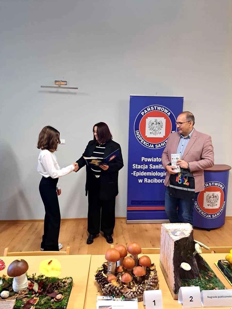 Zdjęcie w galerii na portalu naszraciborz.pl: Bezpieczne Grzybobranie 2024: nagrody za najlepsze modele grzybów wręczone wiadomości z regionu
