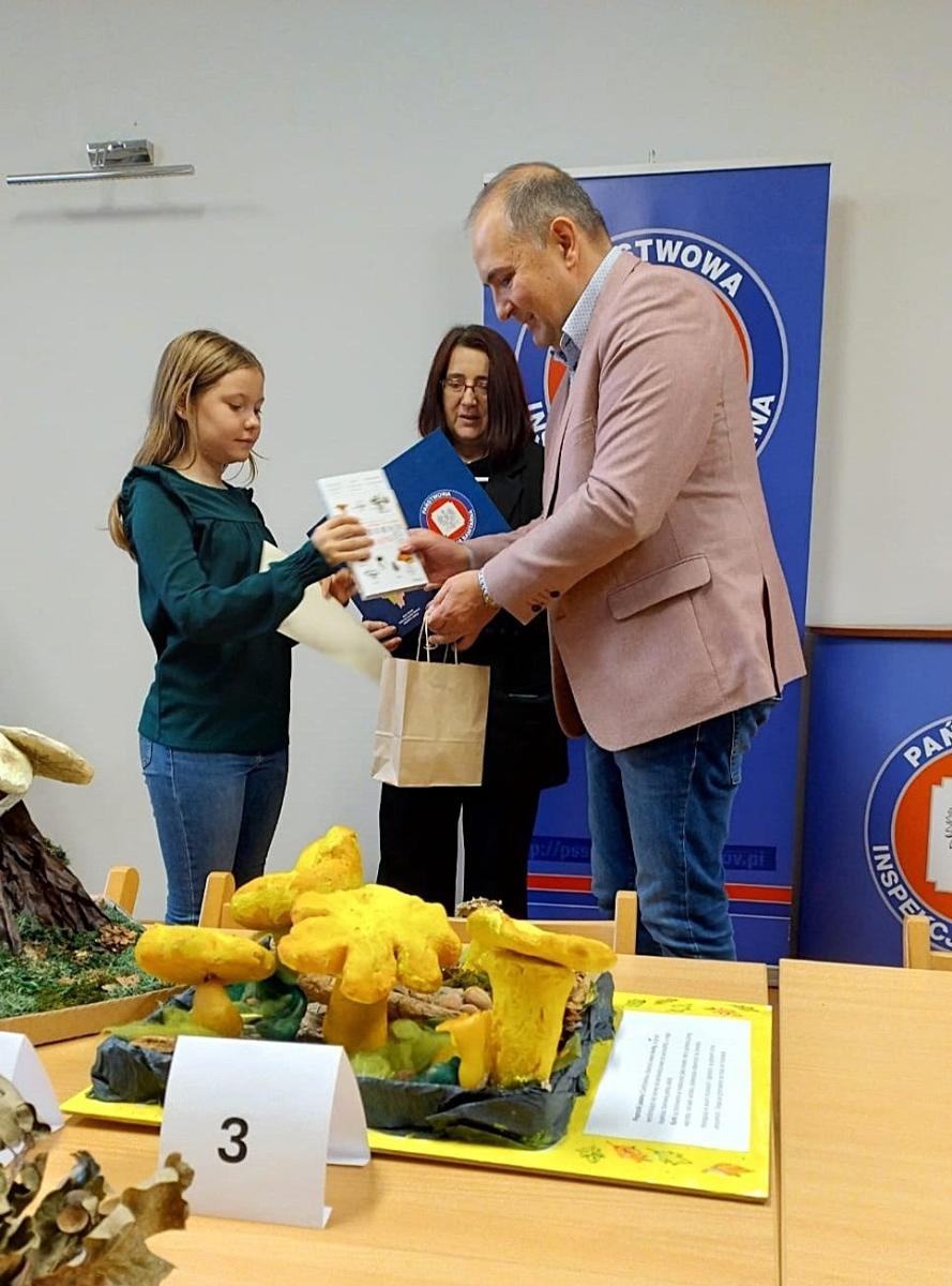 Zdjęcie w galerii na portalu naszraciborz.pl: Bezpieczne Grzybobranie 2024: nagrody za najlepsze modele grzybów wręczone wiadomości z regionu