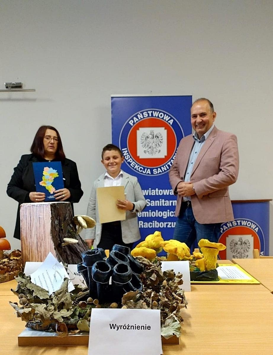 Zdjęcie w galerii na portalu naszraciborz.pl: Bezpieczne Grzybobranie 2024: nagrody za najlepsze modele grzybów wręczone wiadomości z regionu
