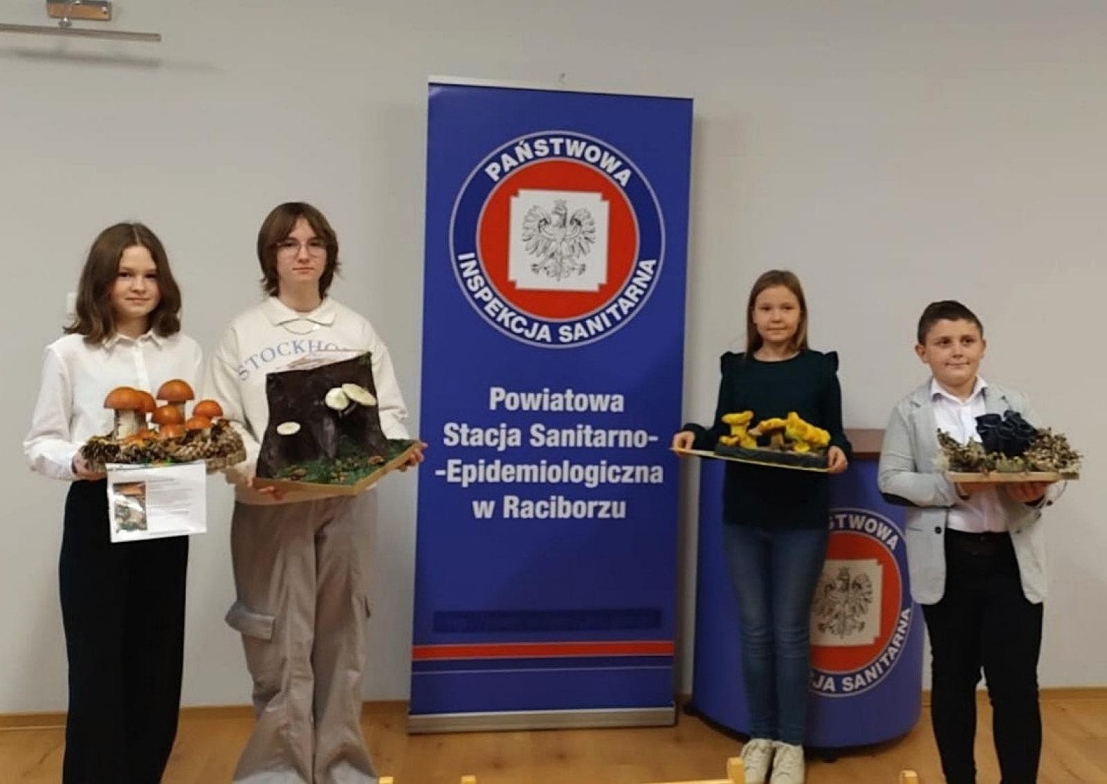 Zdjęcie w galerii na portalu naszraciborz.pl: Bezpieczne Grzybobranie 2024: nagrody za najlepsze modele grzybów wręczone wiadomości z regionu