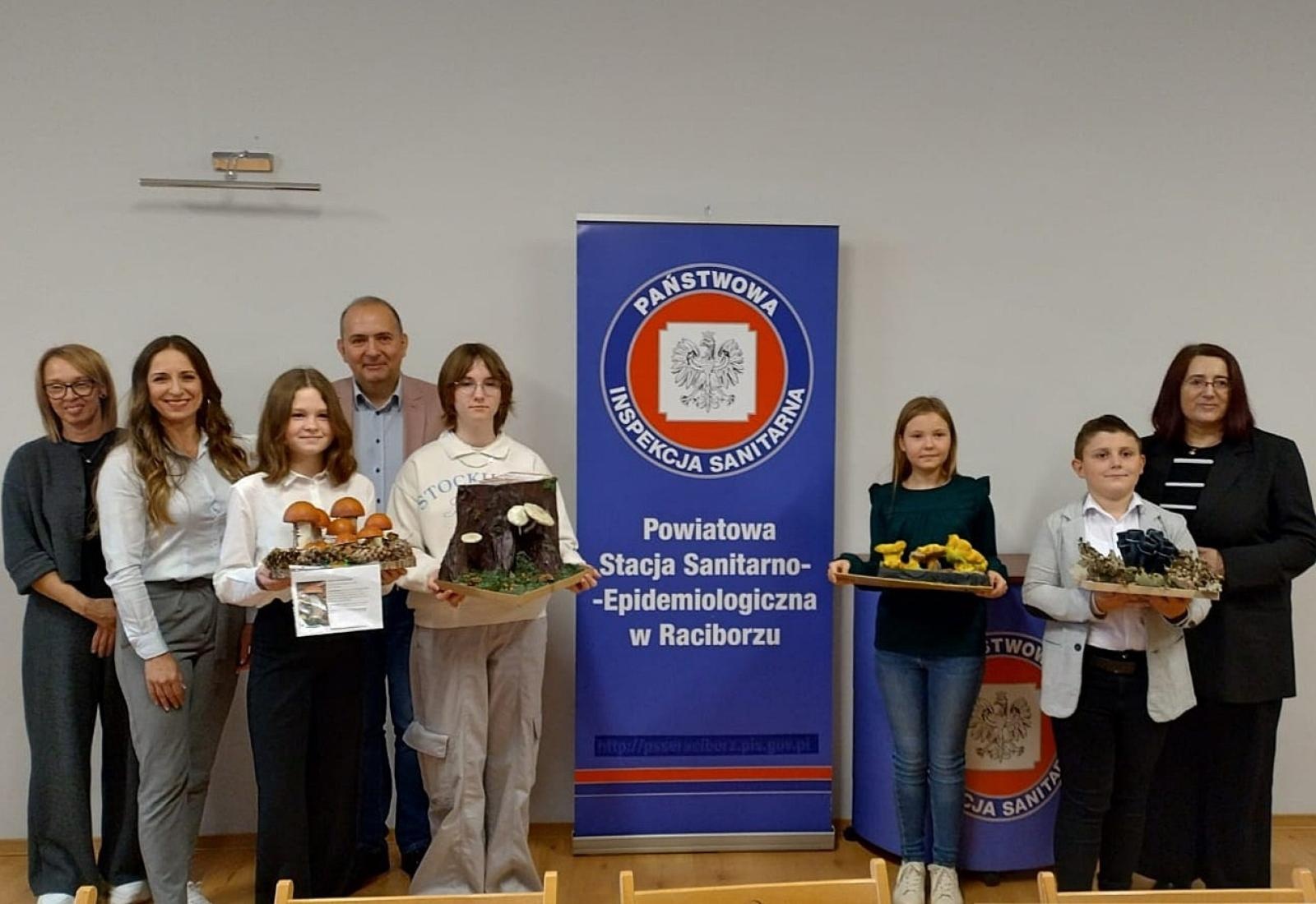 Zdjęcie w galerii na portalu naszraciborz.pl: Bezpieczne Grzybobranie 2024: nagrody za najlepsze modele grzybów wręczone wiadomości z regionu