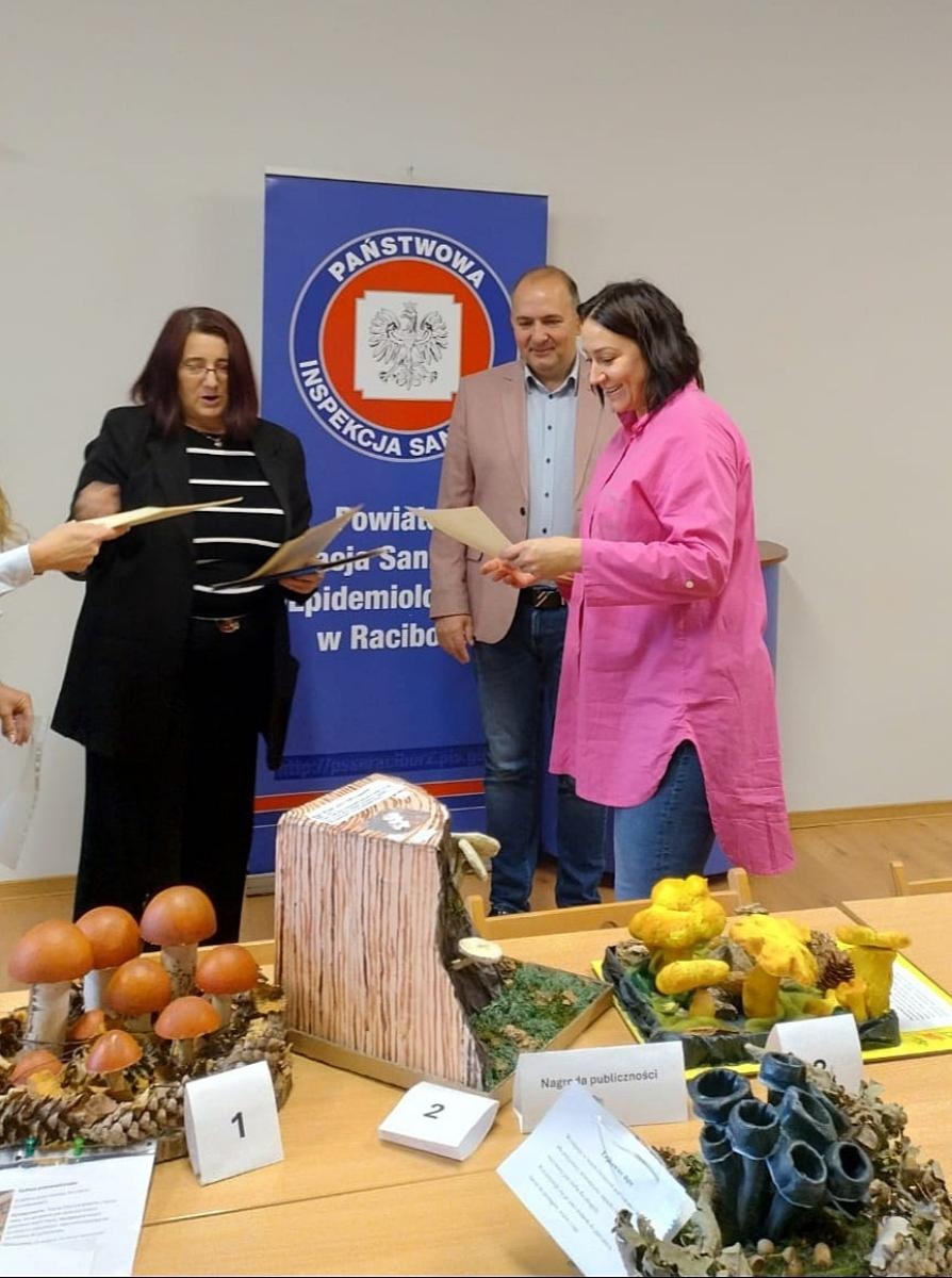 Zdjęcie w galerii na portalu naszraciborz.pl: Bezpieczne Grzybobranie 2024: nagrody za najlepsze modele grzybów wręczone wiadomości z regionu