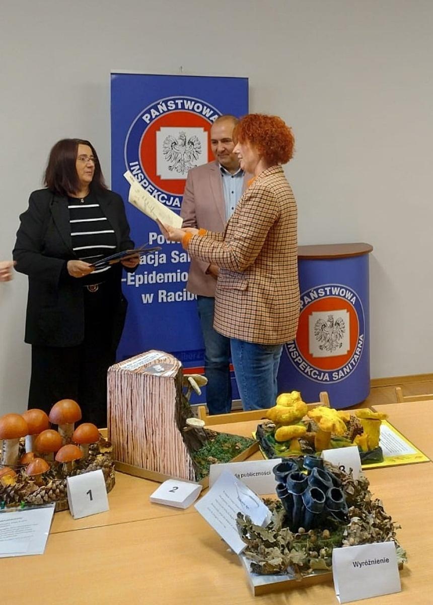 Zdjęcie w galerii na portalu naszraciborz.pl: Bezpieczne Grzybobranie 2024: nagrody za najlepsze modele grzybów wręczone wiadomości z regionu