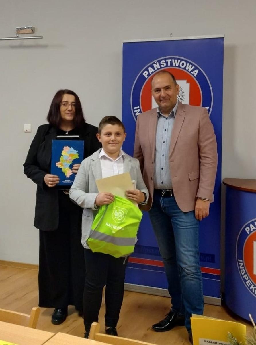 Zdjęcie w galerii na portalu naszraciborz.pl: Bezpieczne Grzybobranie 2024: nagrody za najlepsze modele grzybów wręczone wiadomości z regionu