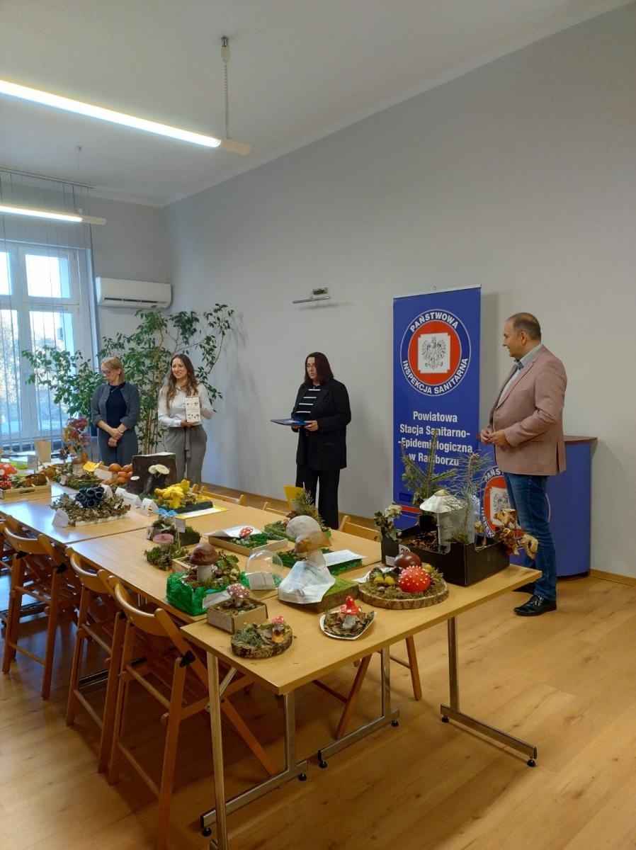 Zdjęcie w galerii na portalu naszraciborz.pl: Bezpieczne Grzybobranie 2024: nagrody za najlepsze modele grzybów wręczone wiadomości z regionu