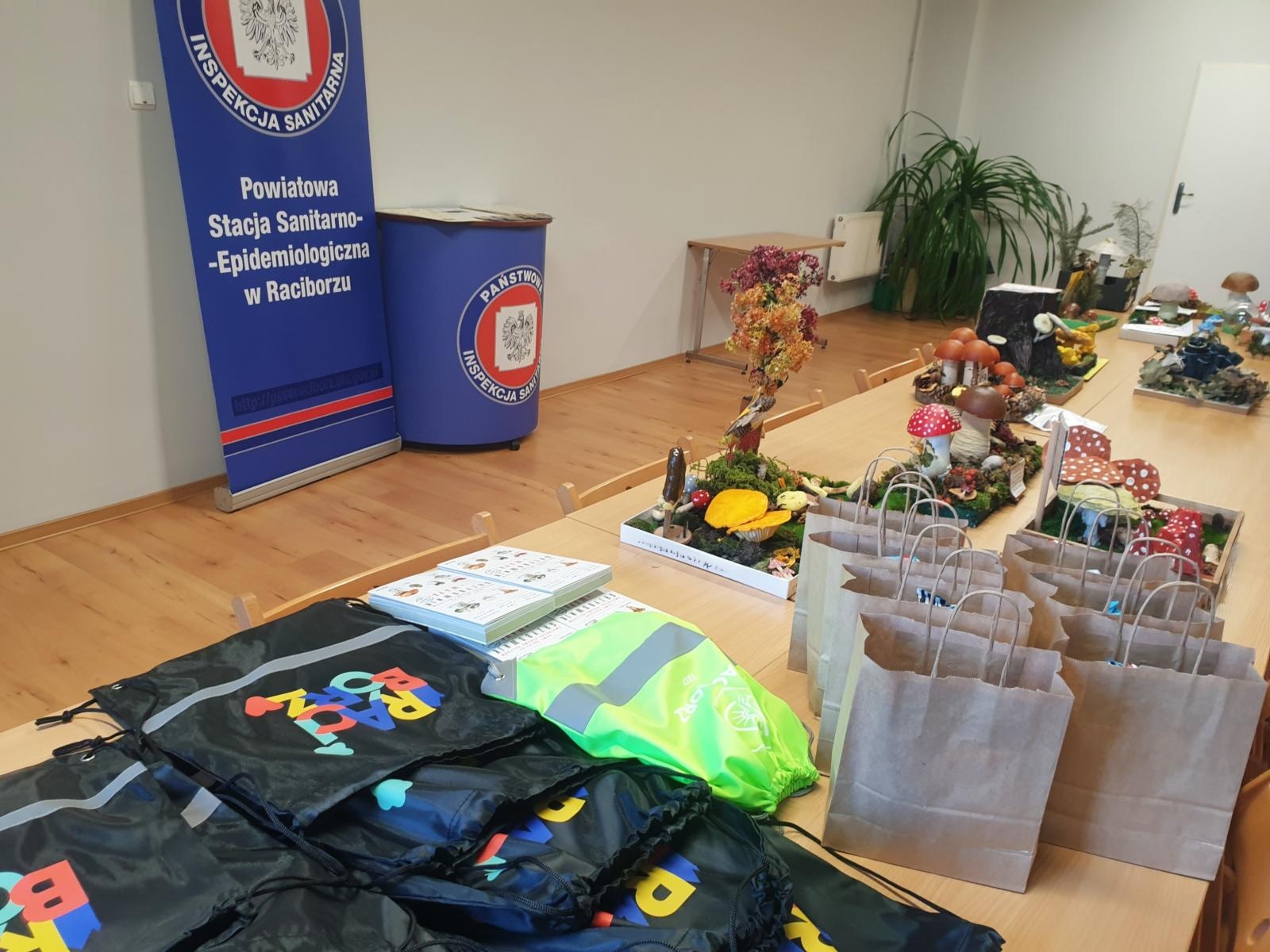 Zdjęcie w galerii na portalu naszraciborz.pl: Bezpieczne Grzybobranie 2024: nagrody za najlepsze modele grzybów wręczone wiadomości z regionu