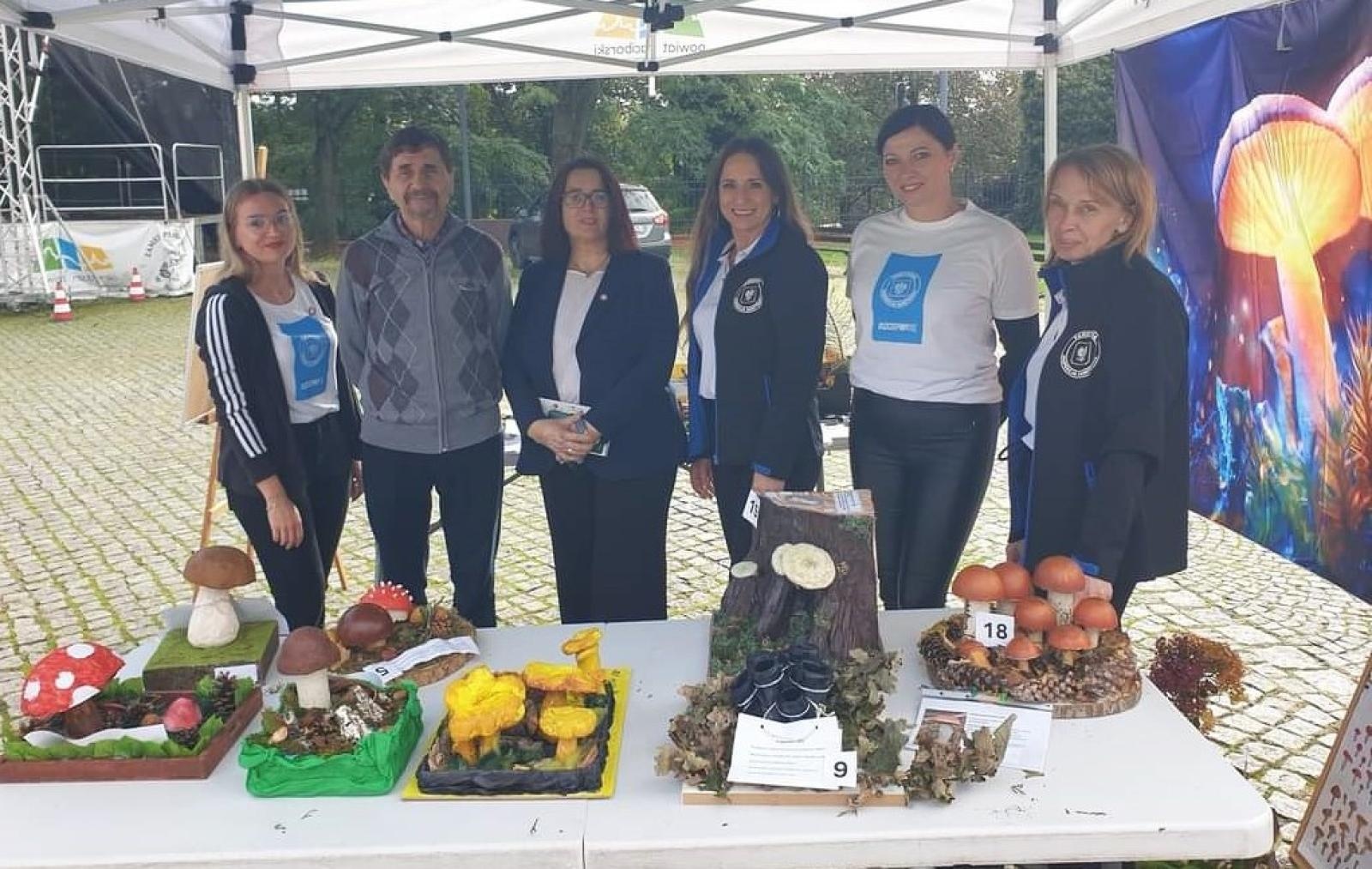 Zdjęcie w galerii na portalu naszraciborz.pl: Bezpieczne Grzybobranie 2024: nagrody za najlepsze modele grzybów wręczone wiadomości z regionu