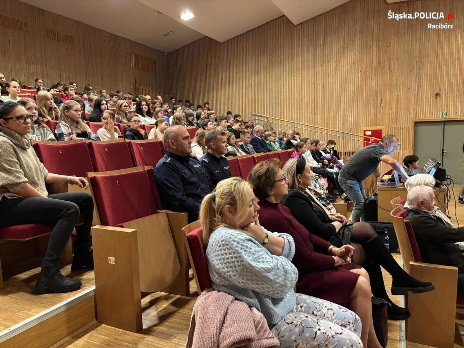 Zdjęcie w galerii na portalu naszraciborz.pl: Policjanci wzięli udział w podsumowaniu konkursu Śladami Adama Kocura  wiadomości z regionu