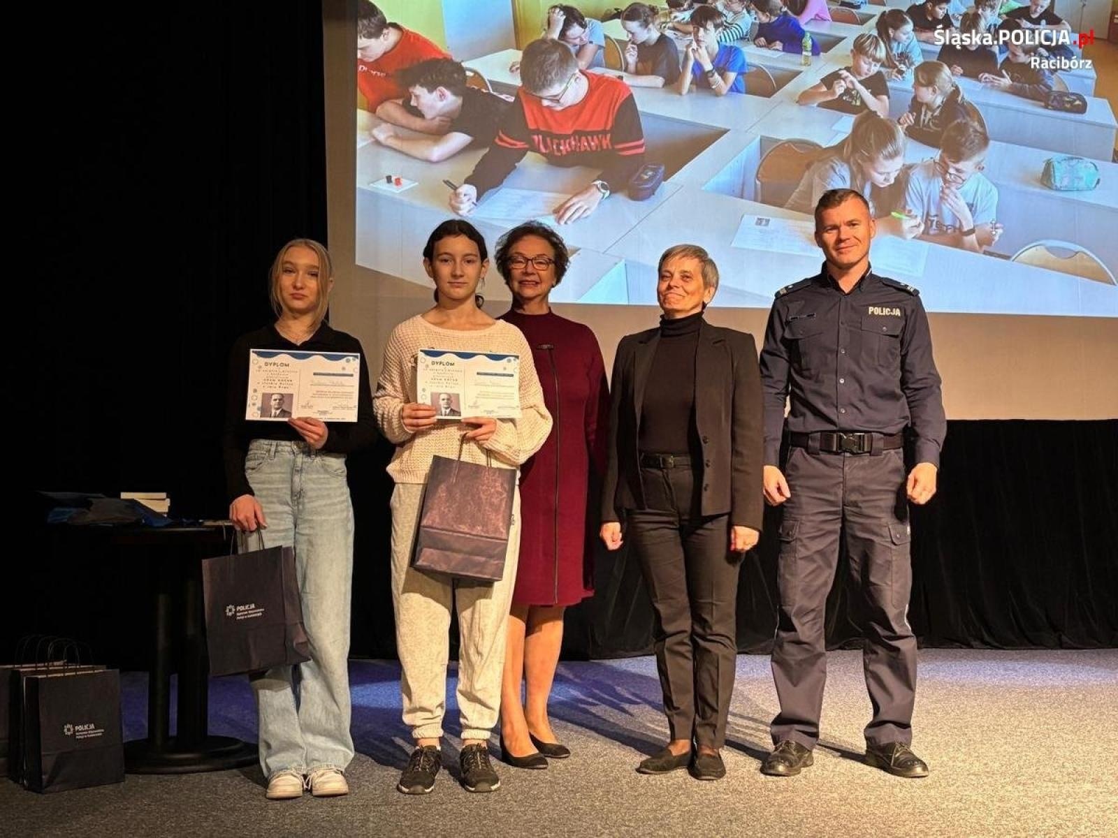 Zdjęcie w galerii na portalu naszraciborz.pl: Policjanci wzięli udział w podsumowaniu konkursu Śladami Adama Kocura  wiadomości z regionu