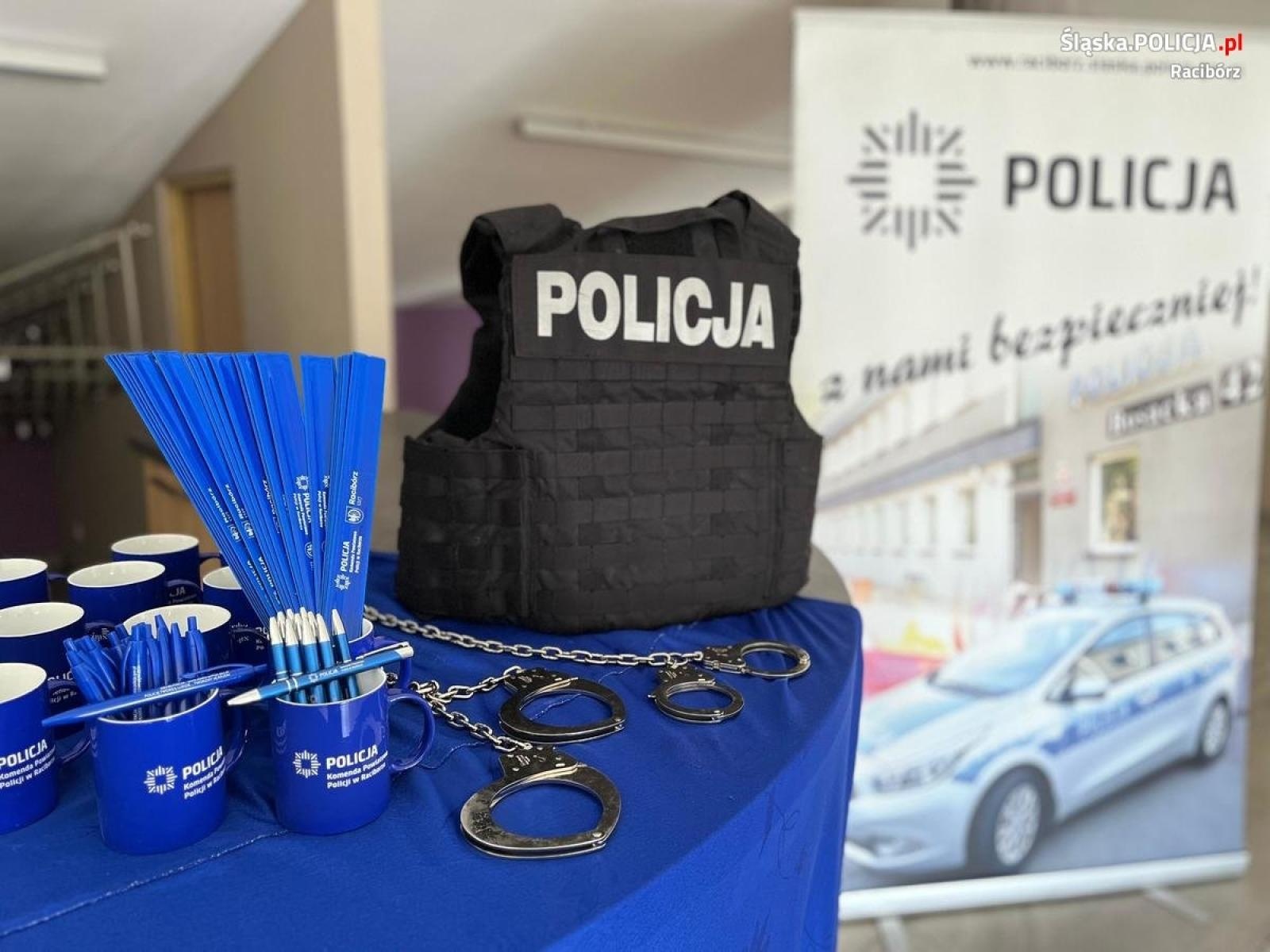 Zdjęcie w galerii na portalu naszraciborz.pl: Policjanci wzięli udział w podsumowaniu konkursu Śladami Adama Kocura  wiadomości z regionu