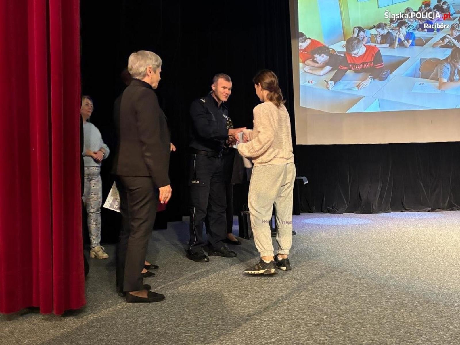 Zdjęcie w galerii na portalu naszraciborz.pl: Policjanci wzięli udział w podsumowaniu konkursu Śladami Adama Kocura  wiadomości z regionu