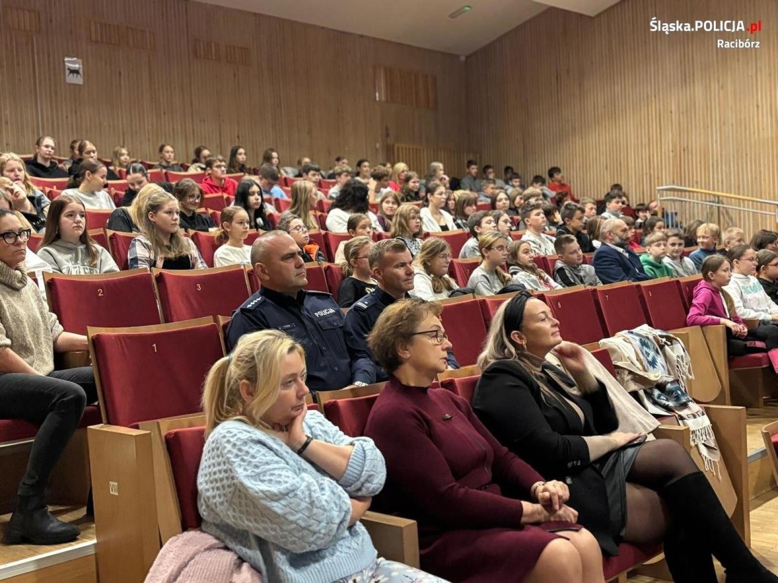 Zdjęcie w galerii na portalu naszraciborz.pl: Policjanci wzięli udział w podsumowaniu konkursu Śladami Adama Kocura  wiadomości z regionu