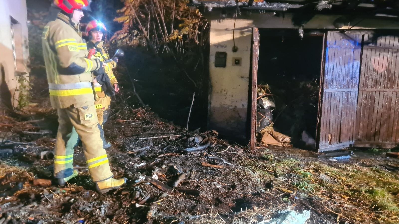 Zdjęcie w galerii na portalu naszraciborz.pl: Pożar gałęzi w Borucinie. Ogień stanowił zagrożenie dla budynku mieszkalnego wiadomości z regionu