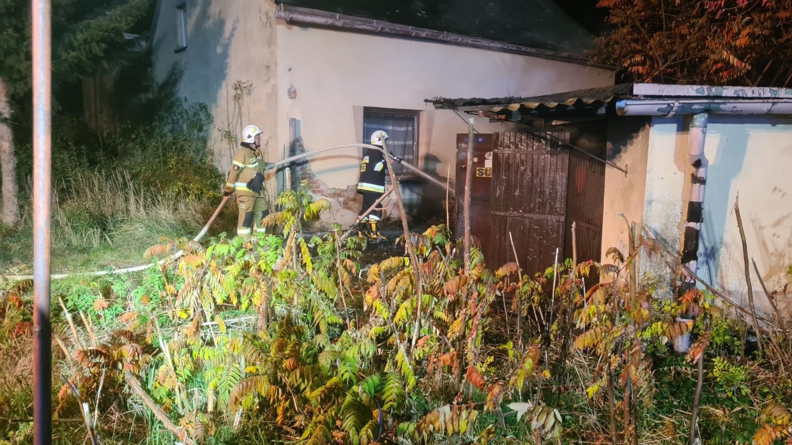 Zdjęcie w galerii na portalu naszraciborz.pl: Pożar gałęzi w Borucinie. Ogień stanowił zagrożenie dla budynku mieszkalnego wiadomości z regionu