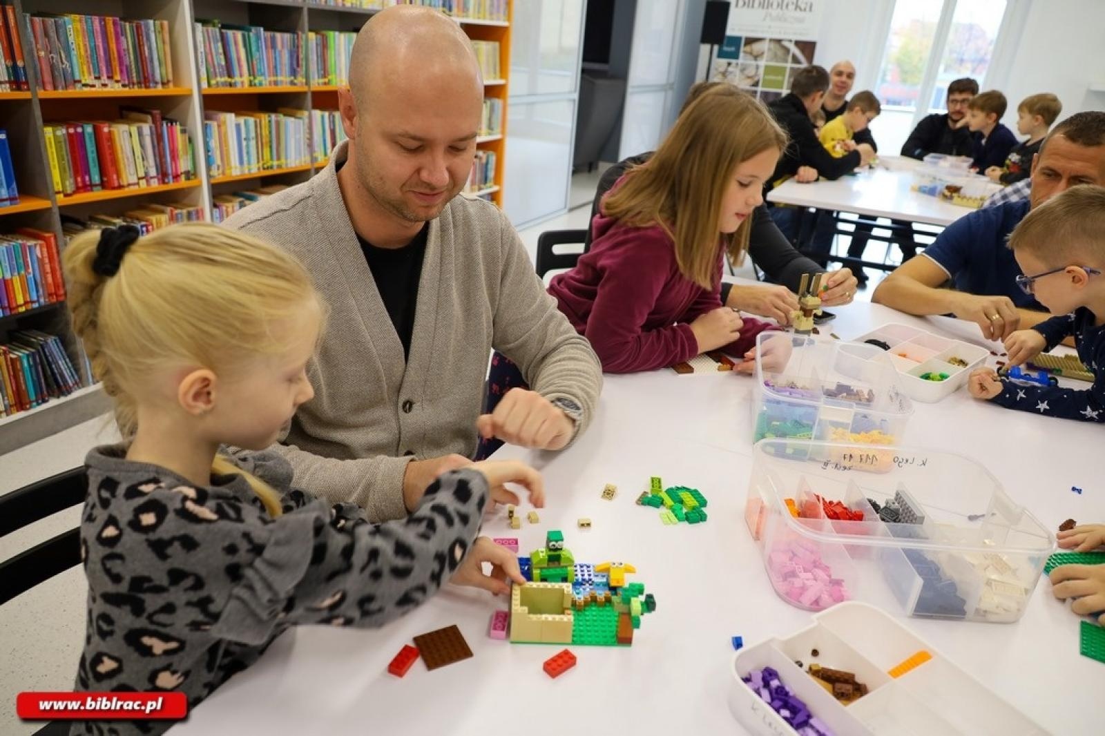 Zdjęcie w galerii na portalu naszraciborz.pl: Kreatywna zabawa z klockami LEGO w Klubie Ojca wiadomości z regionu