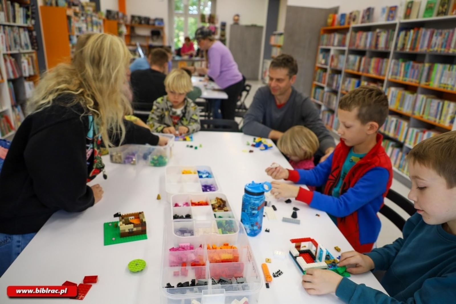 Zdjęcie w galerii na portalu naszraciborz.pl: Kreatywna zabawa z klockami LEGO w Klubie Ojca wiadomości z regionu