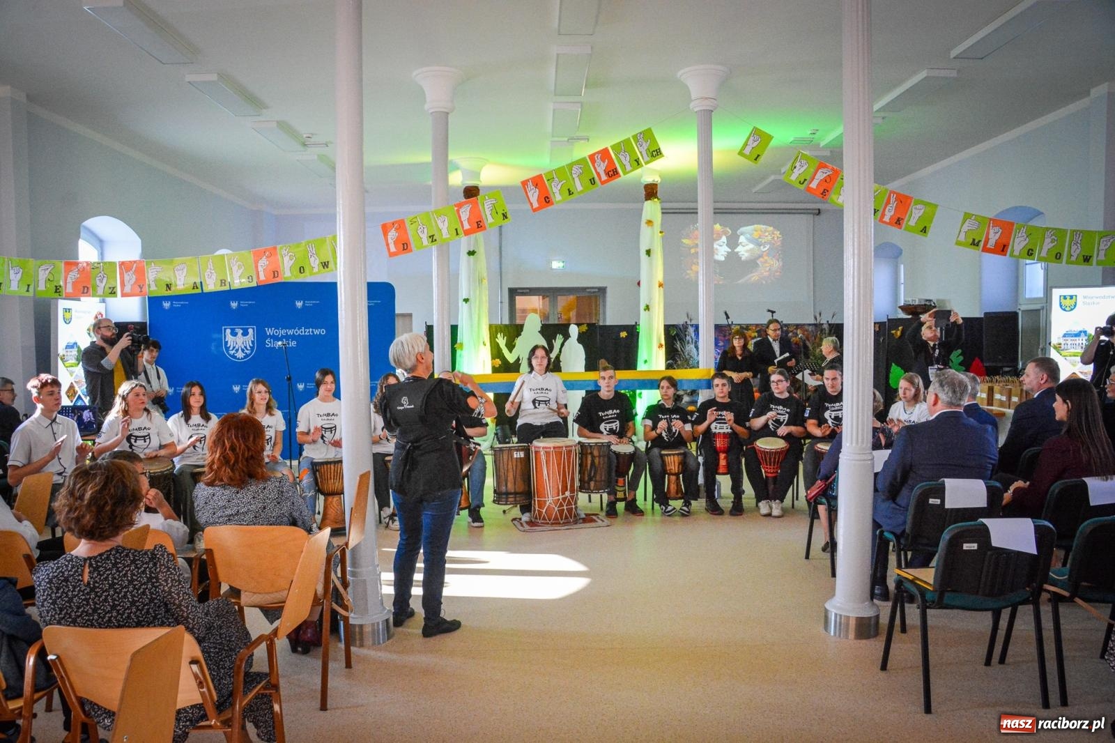 Zdjęcie w galerii na portalu naszraciborz.pl: Dzień Głuchych w Raciborzu – symboliczne otwarcie odnowionego ośrodka dla niesłyszących i słabosłyszących wiadomości z regionu