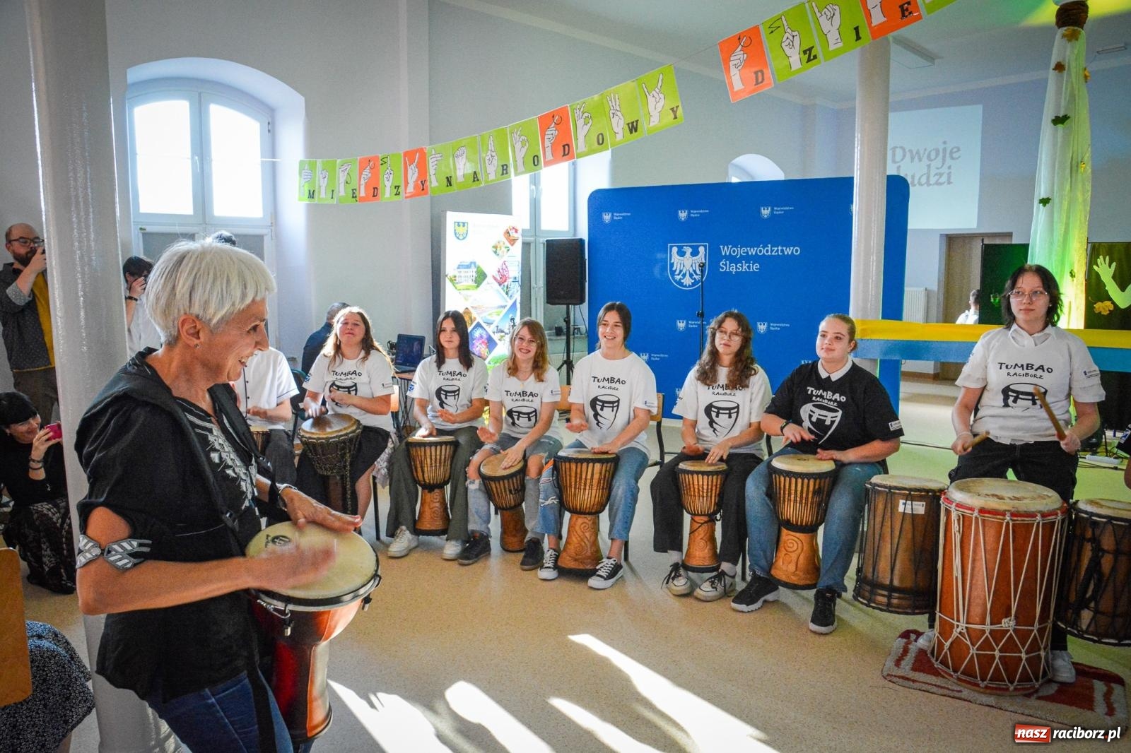 Zdjęcie w galerii na portalu naszraciborz.pl: Dzień Głuchych w Raciborzu – symboliczne otwarcie odnowionego ośrodka dla niesłyszących i słabosłyszących wiadomości z regionu