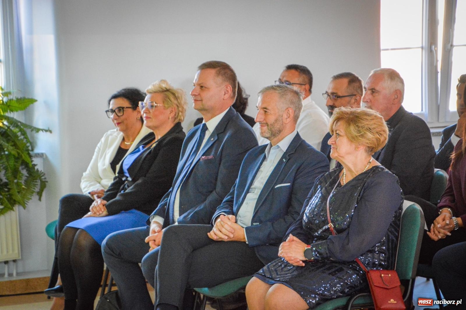 Zdjęcie w galerii na portalu naszraciborz.pl: Dzień Głuchych w Raciborzu – symboliczne otwarcie odnowionego ośrodka dla niesłyszących i słabosłyszących wiadomości z regionu