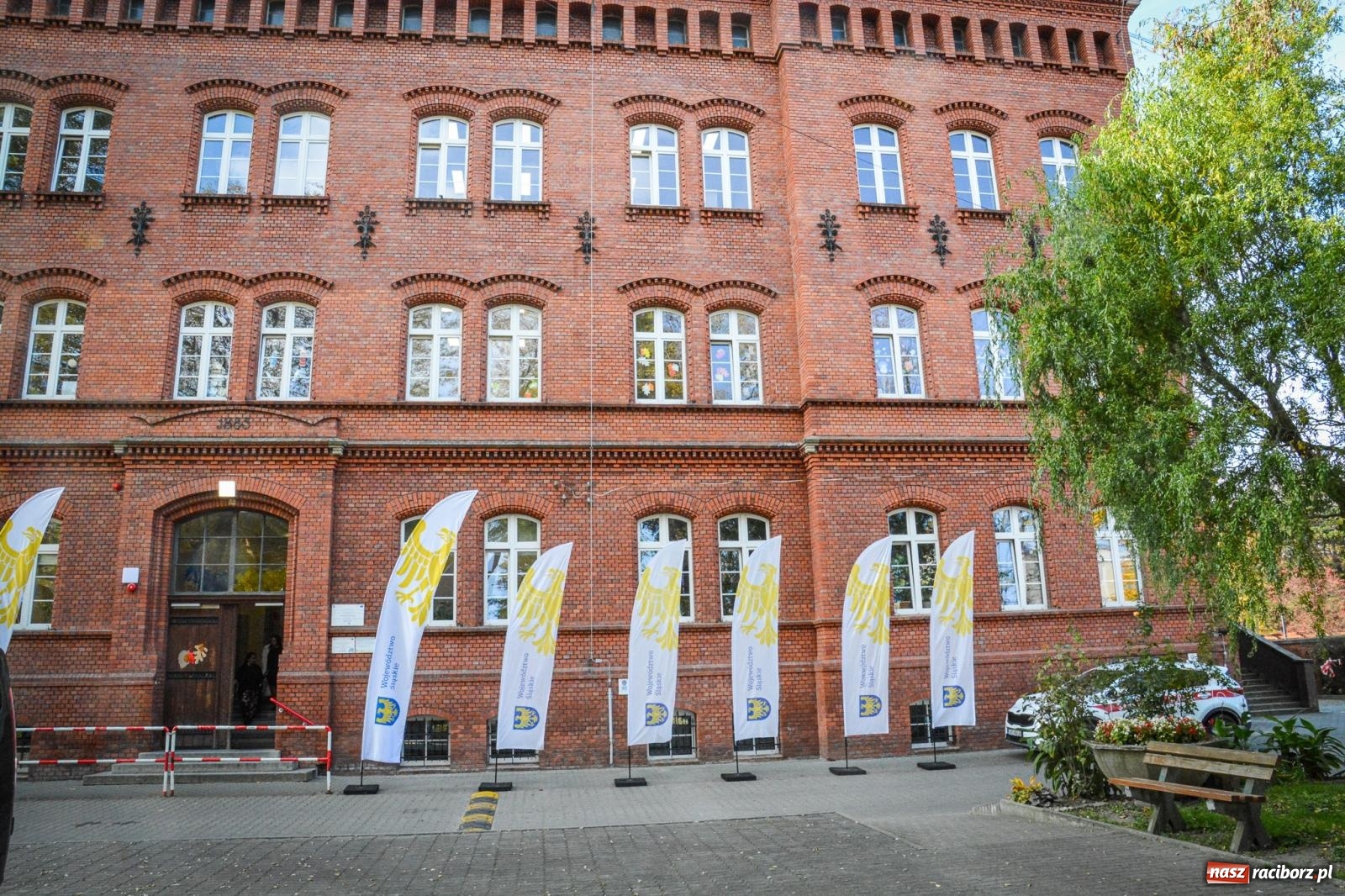 Zdjęcie w galerii na portalu naszraciborz.pl: Dzień Głuchych w Raciborzu – symboliczne otwarcie odnowionego ośrodka dla niesłyszących i słabosłyszących wiadomości z regionu