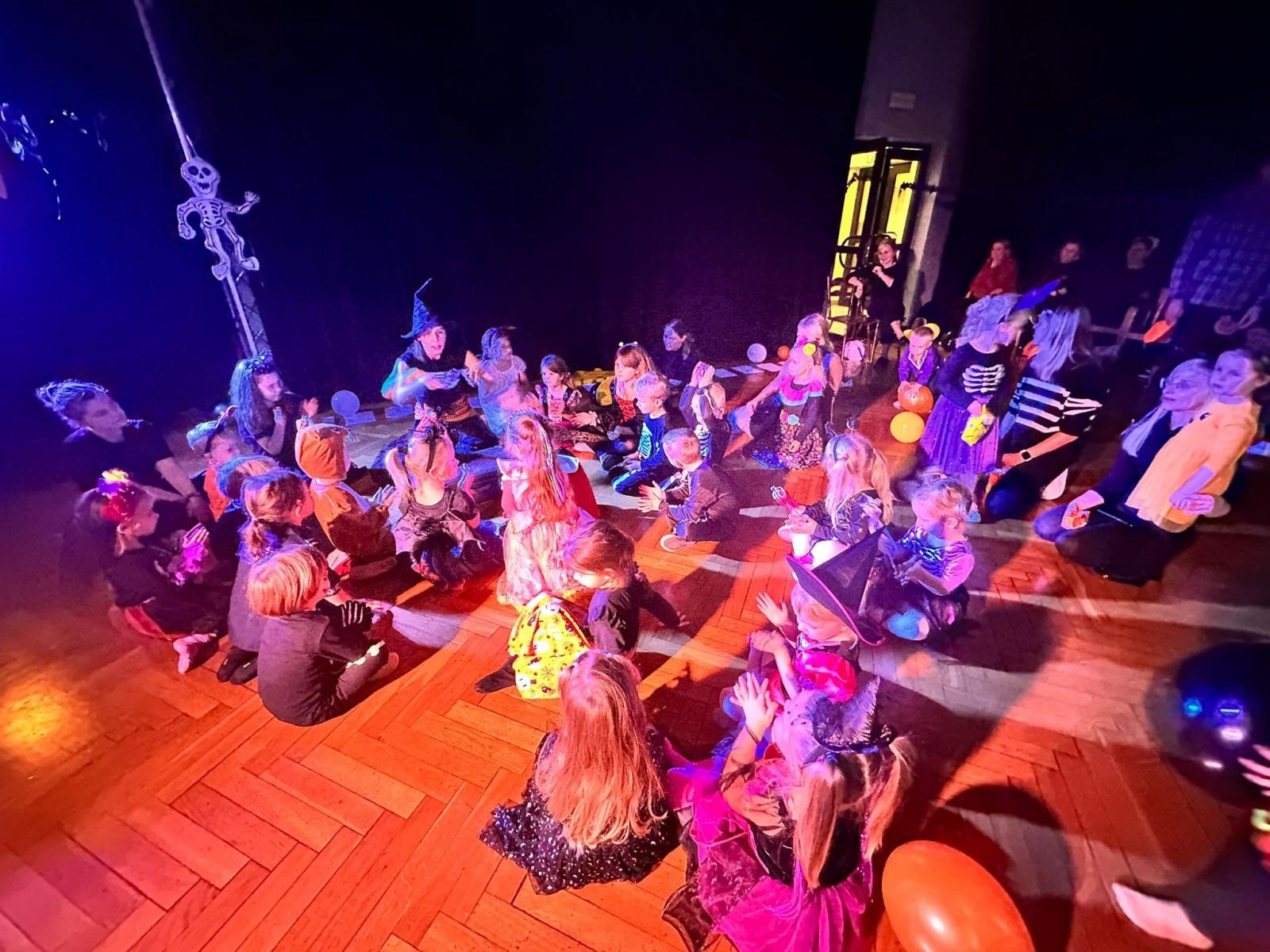 Zdjęcie w galerii na portalu naszraciborz.pl: Jesienno-halloweenowy bal Małych Odkrywców wiadomości z regionu