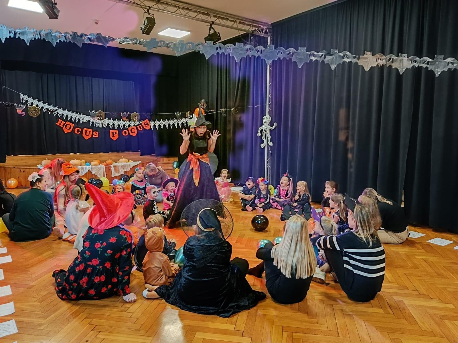 Zdjęcie w galerii na portalu naszraciborz.pl: Jesienno-halloweenowy bal Małych Odkrywców wiadomości z regionu