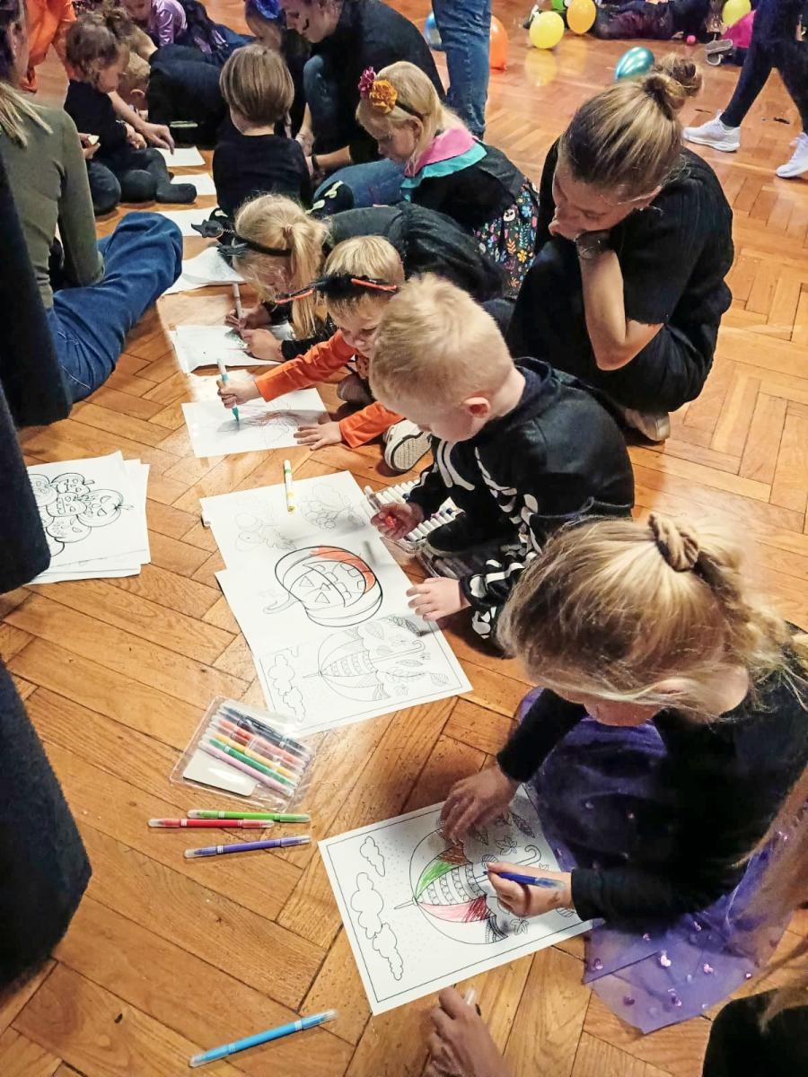 Zdjęcie w galerii na portalu naszraciborz.pl: Jesienno-halloweenowy bal Małych Odkrywców wiadomości z regionu