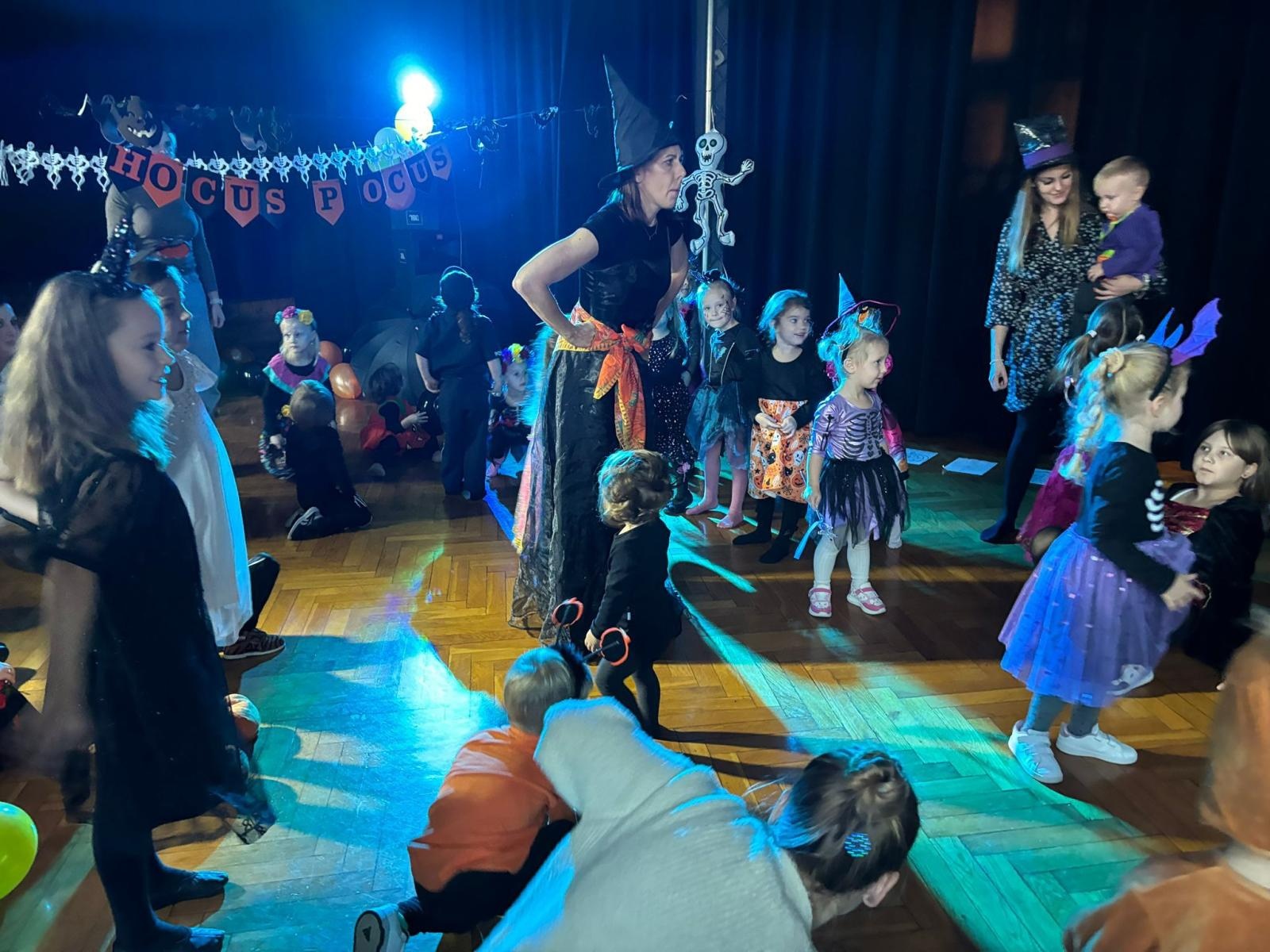 Zdjęcie w galerii na portalu naszraciborz.pl: Jesienno-halloweenowy bal Małych Odkrywców wiadomości z regionu