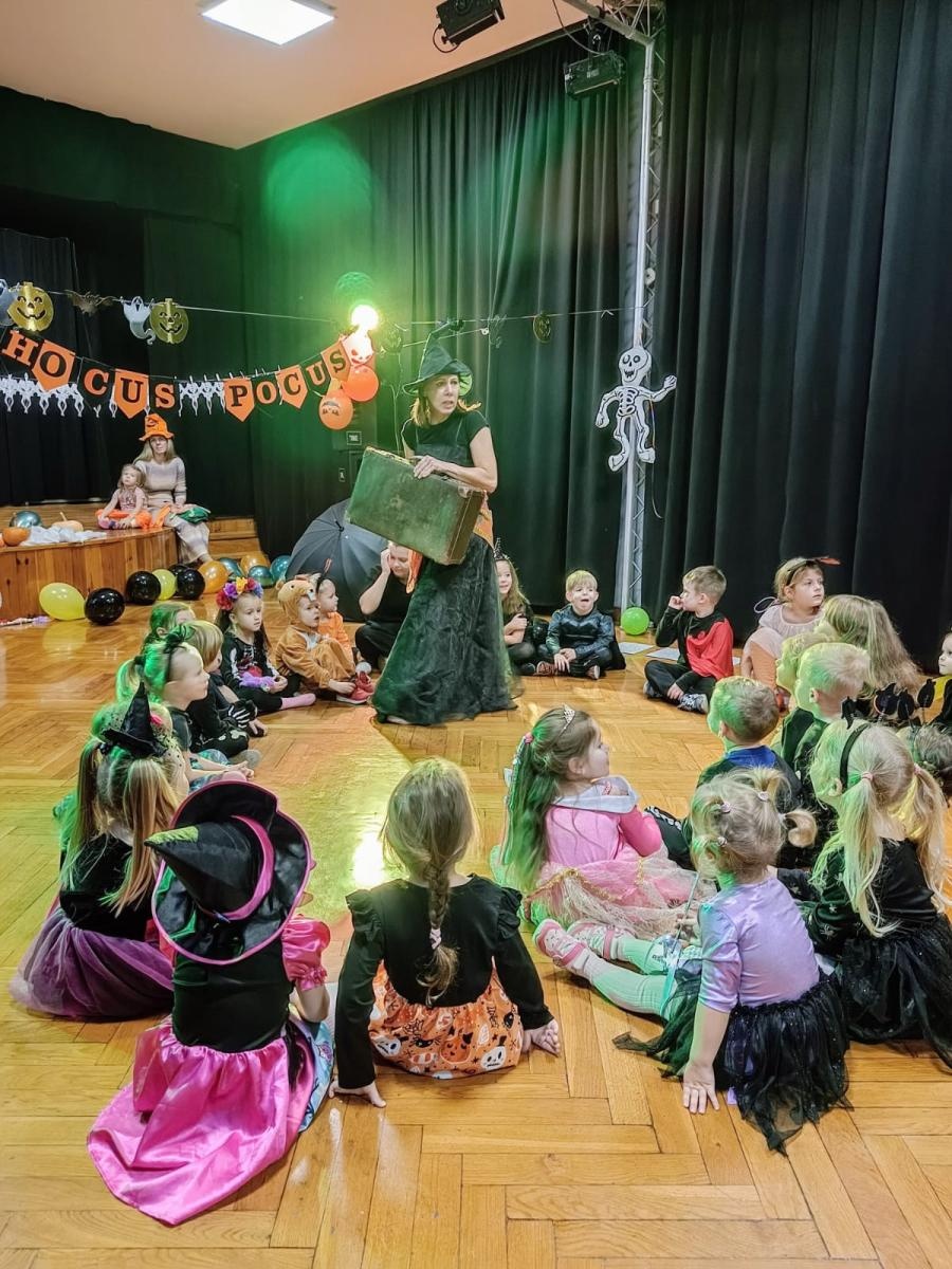 Zdjęcie w galerii na portalu naszraciborz.pl: Jesienno-halloweenowy bal Małych Odkrywców wiadomości z regionu