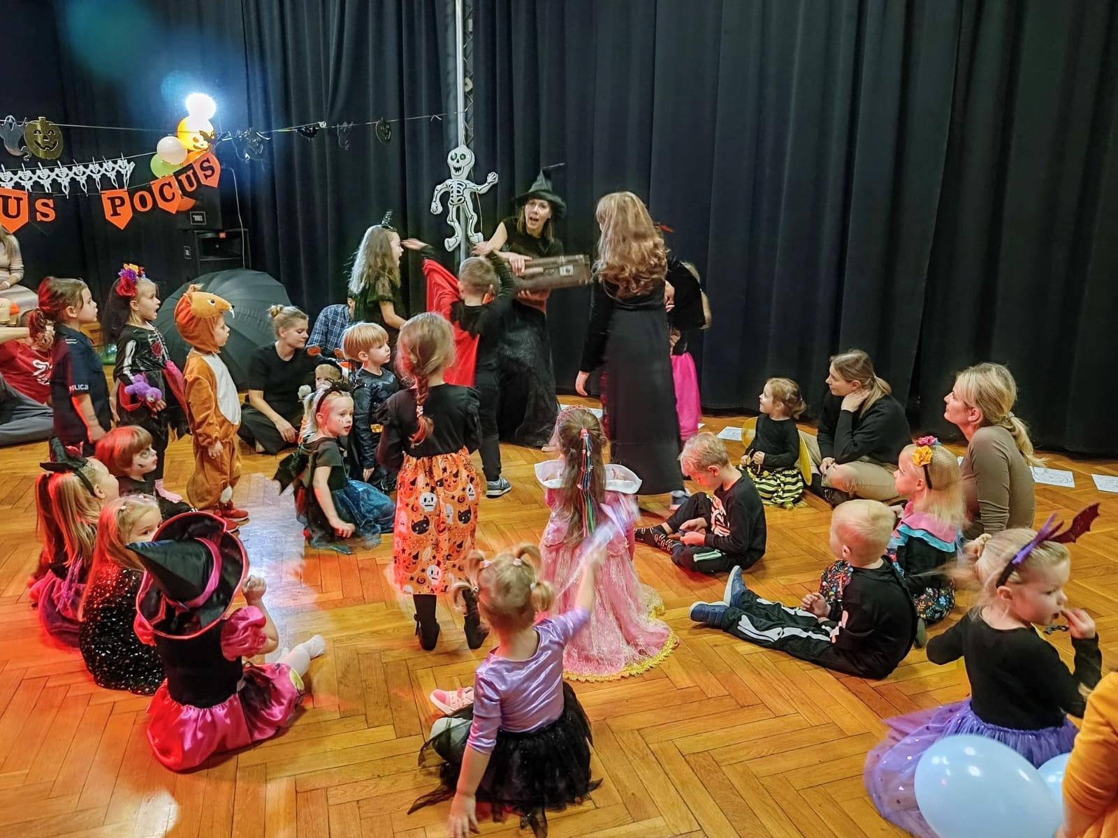 Zdjęcie w galerii na portalu naszraciborz.pl: Jesienno-halloweenowy bal Małych Odkrywców wiadomości z regionu