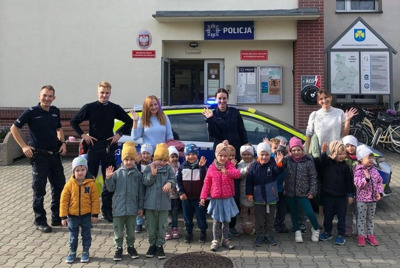 Zdjęcie w galerii na portalu naszraciborz.pl: Przedszkolaki odwiedziły policjantów w Pietrowicach Wielkich wiadomości z regionu