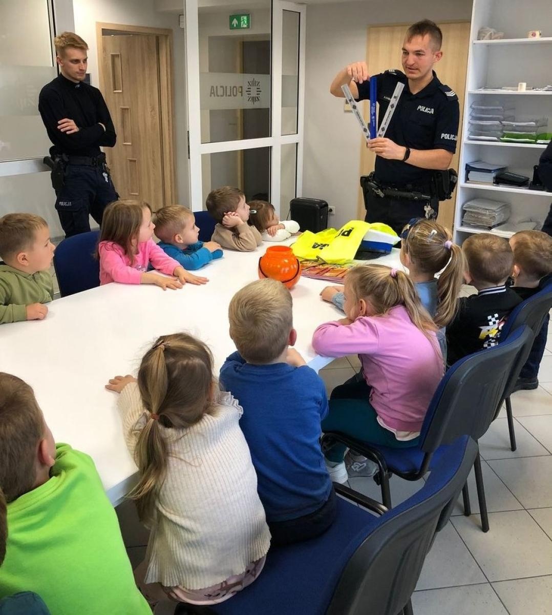 Zdjęcie w galerii na portalu naszraciborz.pl: Przedszkolaki odwiedziły policjantów w Pietrowicach Wielkich wiadomości z regionu
