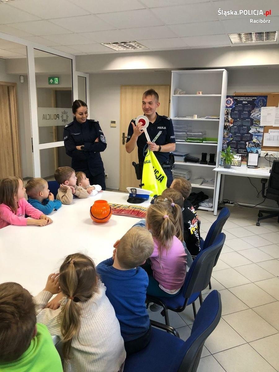 Zdjęcie w galerii na portalu naszraciborz.pl: Przedszkolaki odwiedziły policjantów w Pietrowicach Wielkich wiadomości z regionu