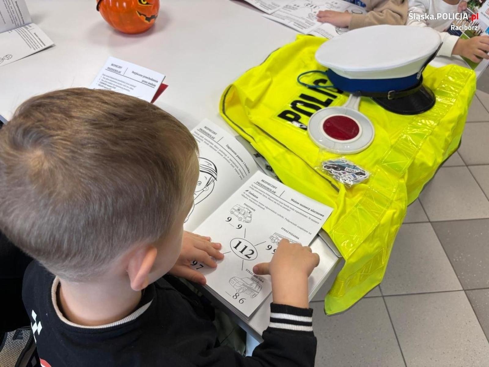 Zdjęcie w galerii na portalu naszraciborz.pl: Przedszkolaki odwiedziły policjantów w Pietrowicach Wielkich wiadomości z regionu