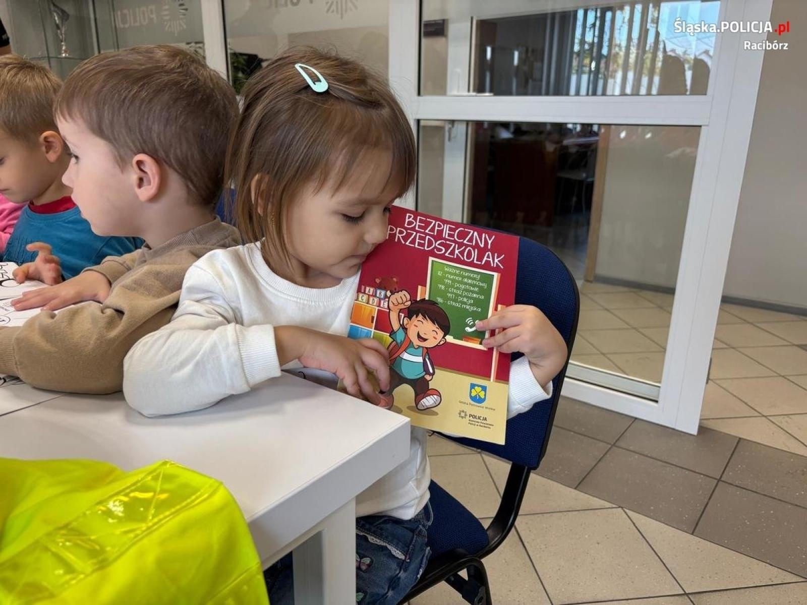 Zdjęcie w galerii na portalu naszraciborz.pl: Przedszkolaki odwiedziły policjantów w Pietrowicach Wielkich wiadomości z regionu