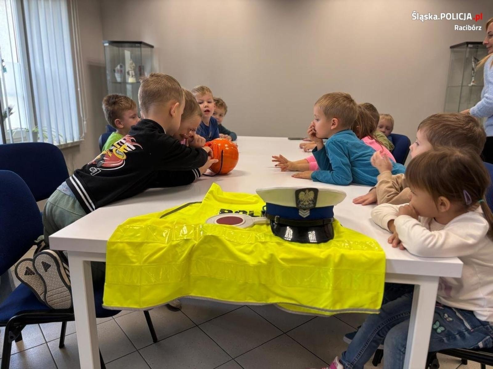 Zdjęcie w galerii na portalu naszraciborz.pl: Przedszkolaki odwiedziły policjantów w Pietrowicach Wielkich wiadomości z regionu