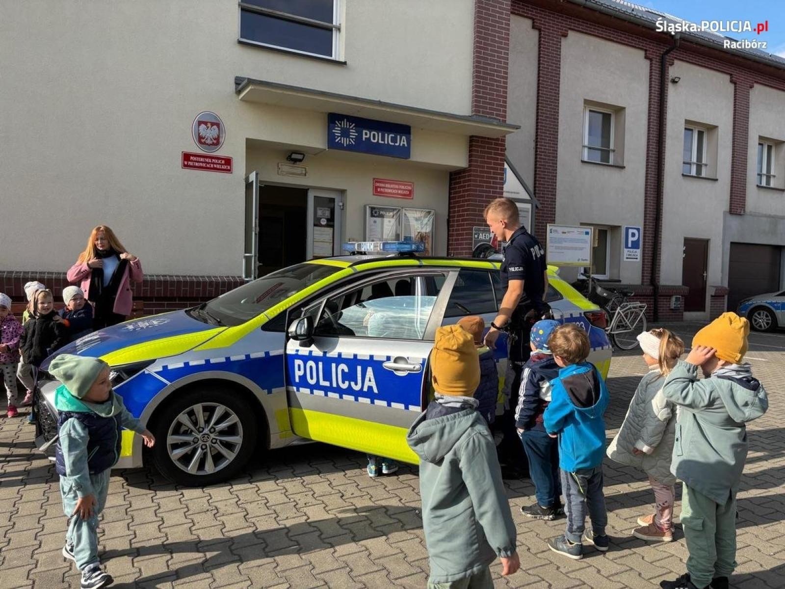 Zdjęcie w galerii na portalu naszraciborz.pl: Przedszkolaki odwiedziły policjantów w Pietrowicach Wielkich wiadomości z regionu
