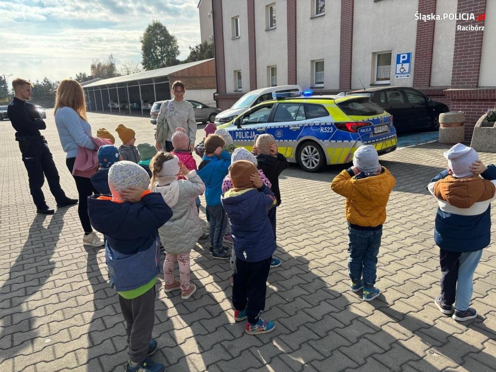 Zdjęcie w galerii na portalu naszraciborz.pl: Przedszkolaki odwiedziły policjantów w Pietrowicach Wielkich wiadomości z regionu