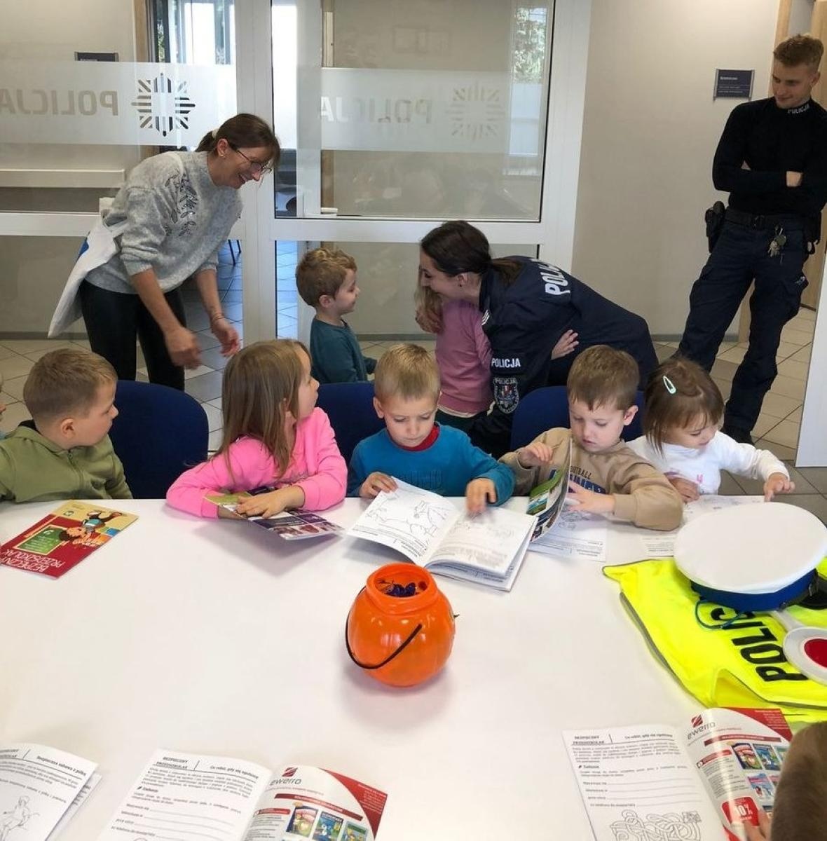 Zdjęcie w galerii na portalu naszraciborz.pl: Przedszkolaki odwiedziły policjantów w Pietrowicach Wielkich wiadomości z regionu