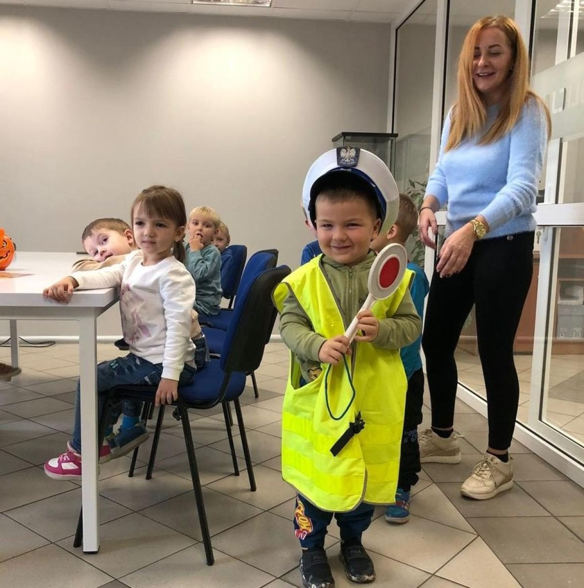 Zdjęcie w galerii na portalu naszraciborz.pl: Przedszkolaki odwiedziły policjantów w Pietrowicach Wielkich wiadomości z regionu