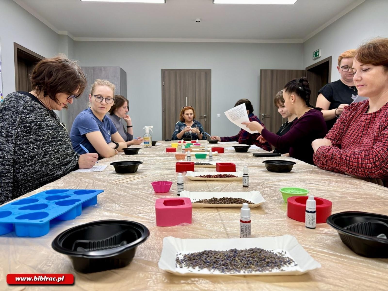 Zdjęcie w galerii na portalu naszraciborz.pl: Jesienne aromaty w Bibliotece wiadomości z regionu
