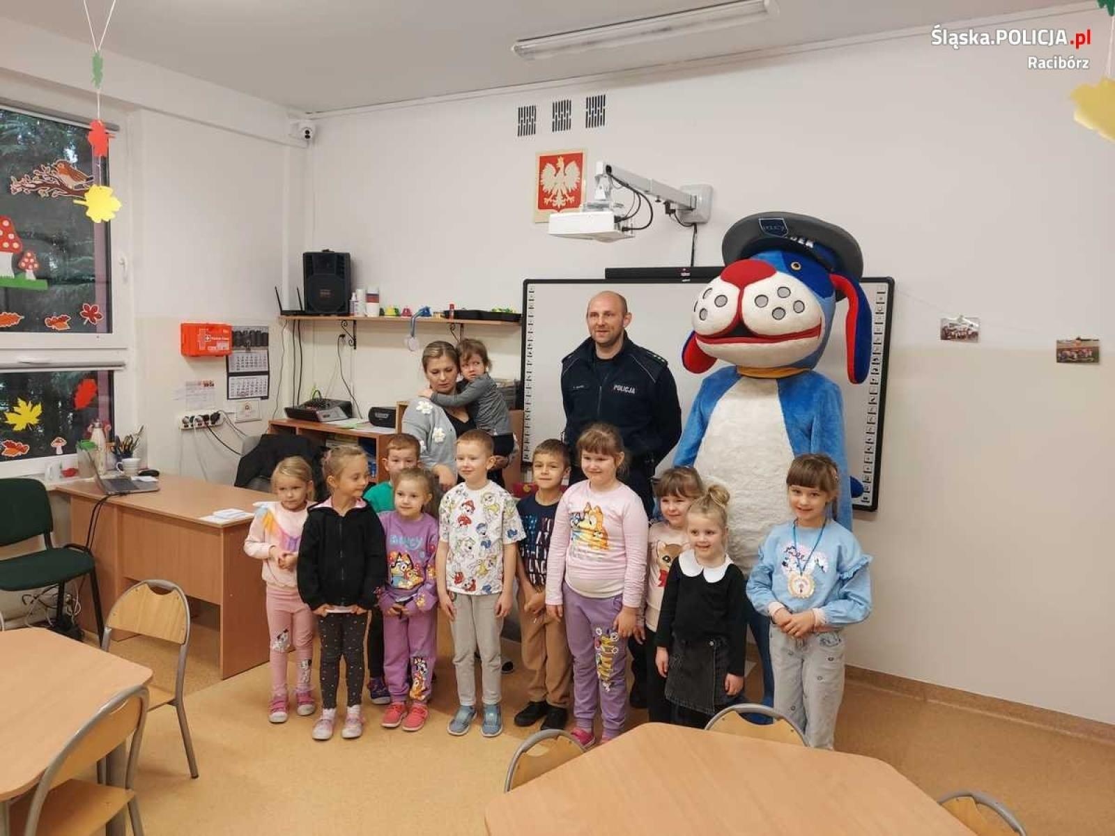 Zdjęcie w galerii na portalu naszraciborz.pl: Policjanci odwiedzili przedszkole w Kornowacu wiadomości z regionu