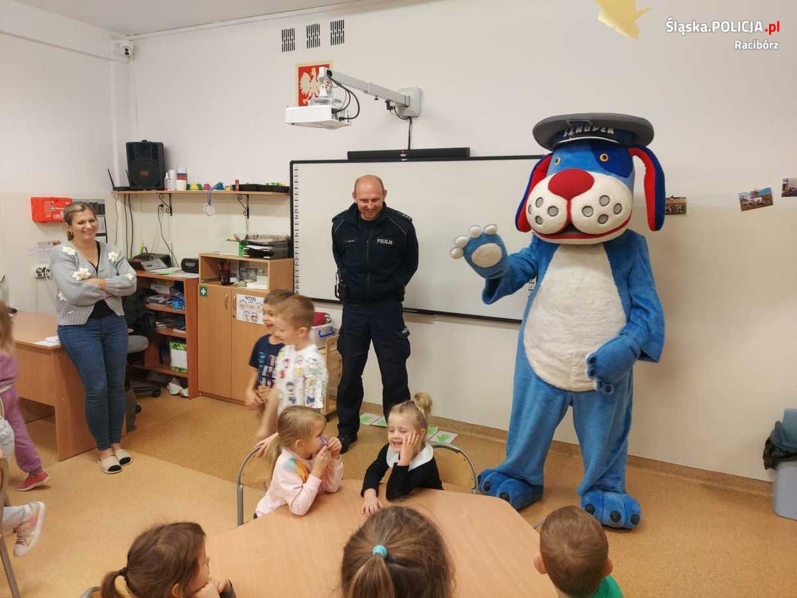 Zdjęcie w galerii na portalu naszraciborz.pl: Policjanci odwiedzili przedszkole w Kornowacu wiadomości z regionu