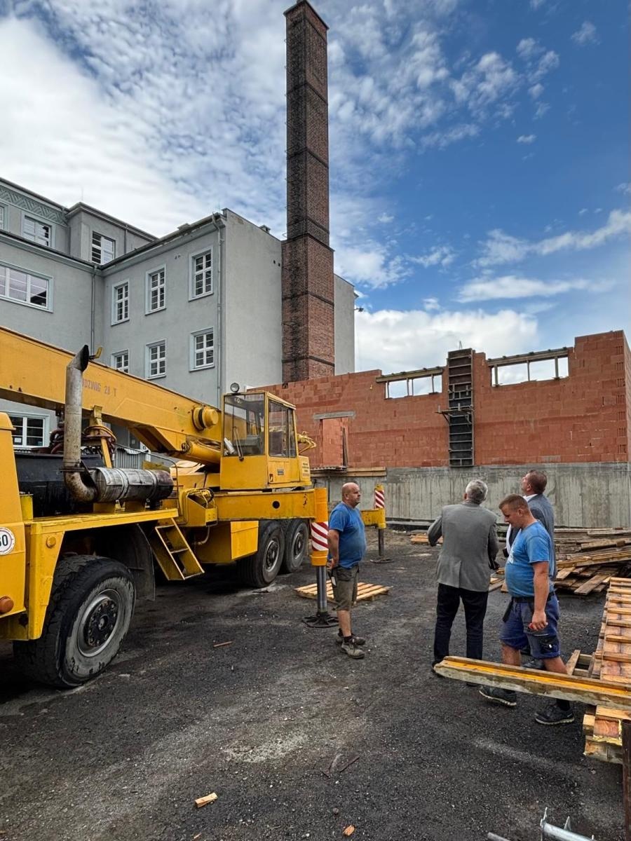 Zdjęcie w galerii na portalu naszraciborz.pl: Podpisano umowę na budowę bazy sportowej dla II LO wiadomości z regionu