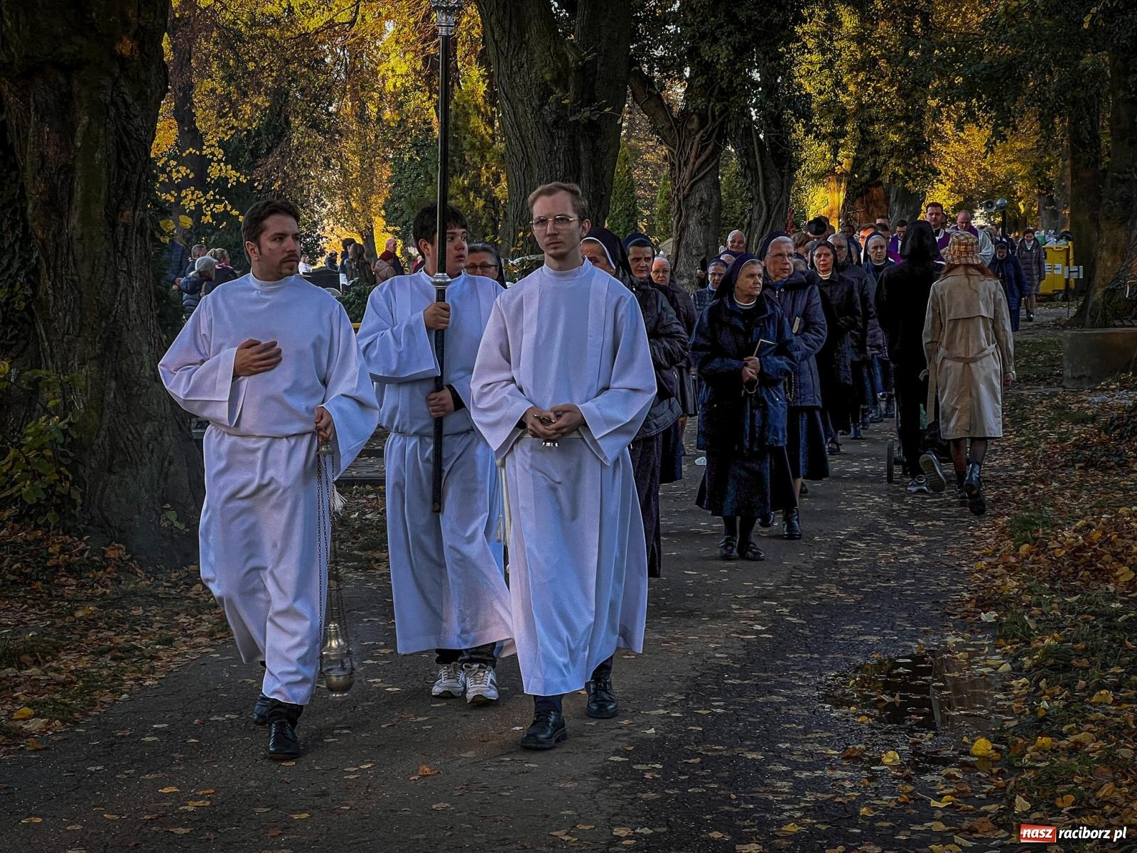 Zdjęcie w galerii na portalu naszraciborz.pl: Nieszpory i procesja na cmentarzu Jeruzalem [FOTO i WIDEO] wiadomości z regionu
