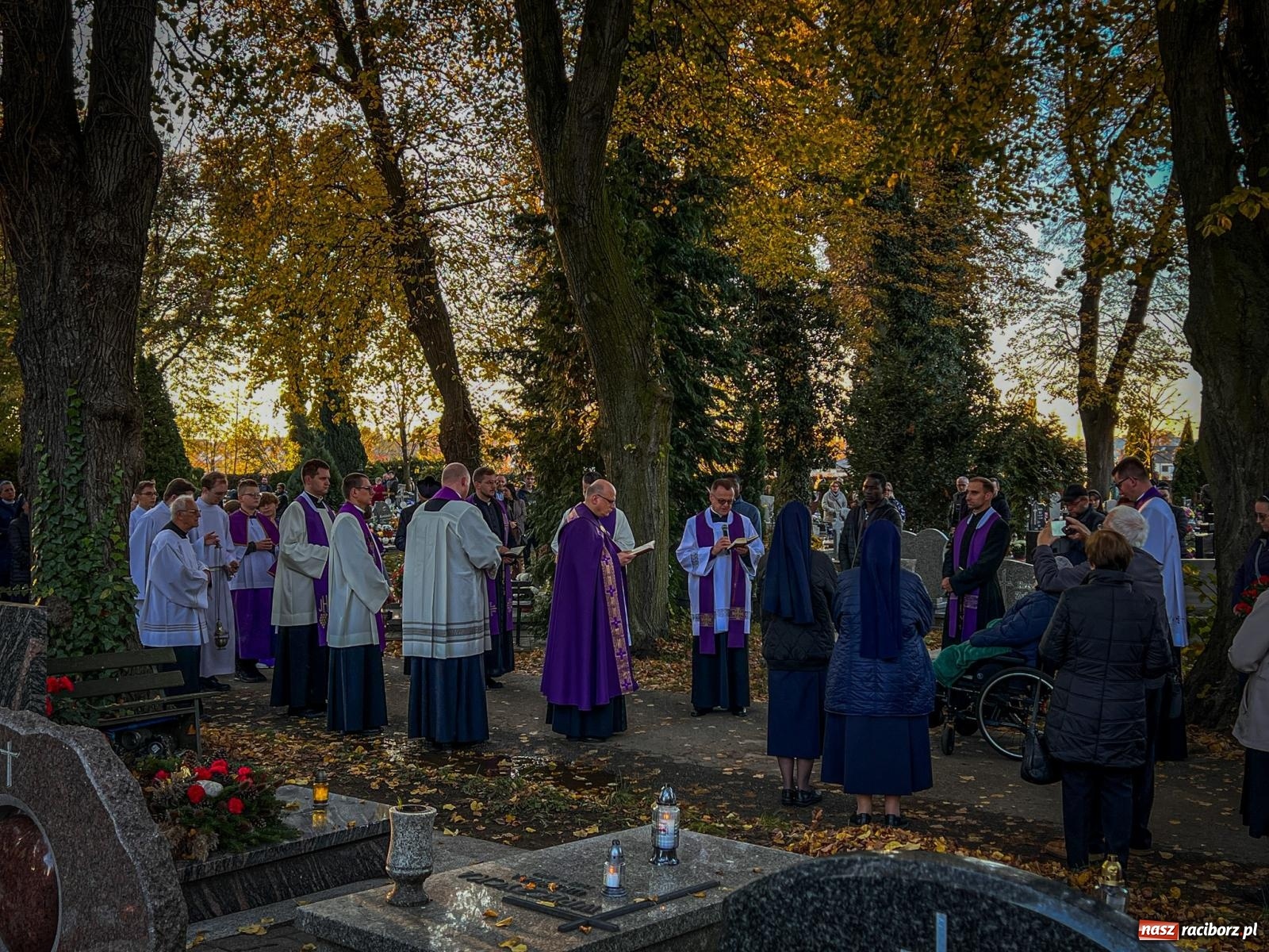 Zdjęcie w galerii na portalu naszraciborz.pl: Nieszpory i procesja na cmentarzu Jeruzalem [FOTO i WIDEO] wiadomości z regionu